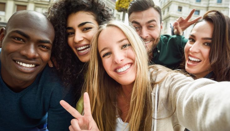 Team maakt een groupselfie tijdens de WhatsApp Experience: de Kunstroute Leiden 2.0